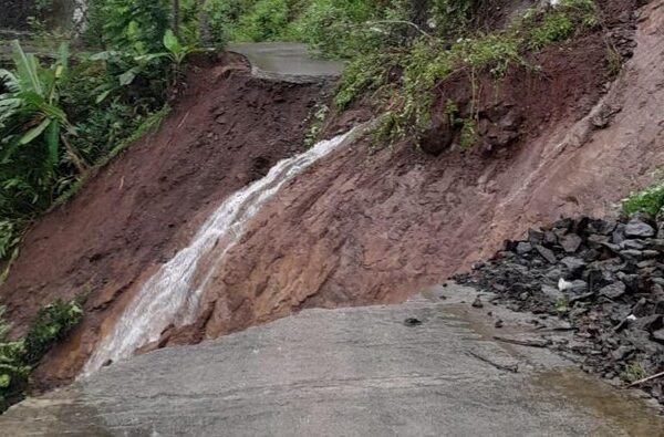 djembefola.com, Akses Terputus Akibat Longsor, Dua Kecamatan di Garut Terisolasi