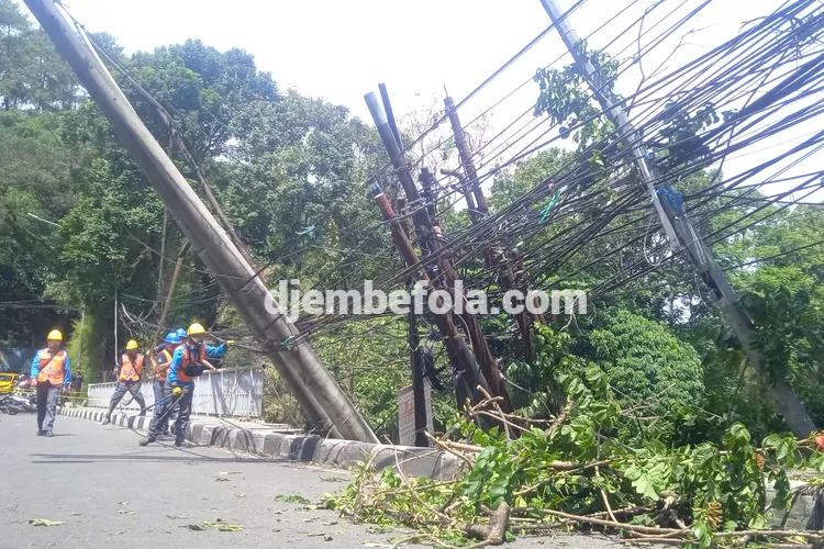 djembefola.com, Tiang Bertumpuk Jadi Penyebab Kirmir Longsor di Bandung (2)