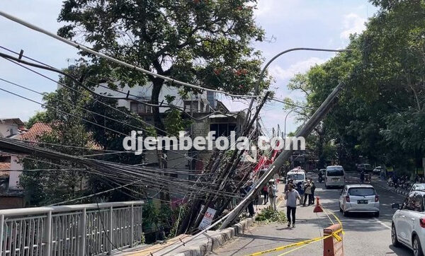 djembefola.com, Tiang Bertumpuk Jadi Penyebab Kirmir Longsor di Bandung