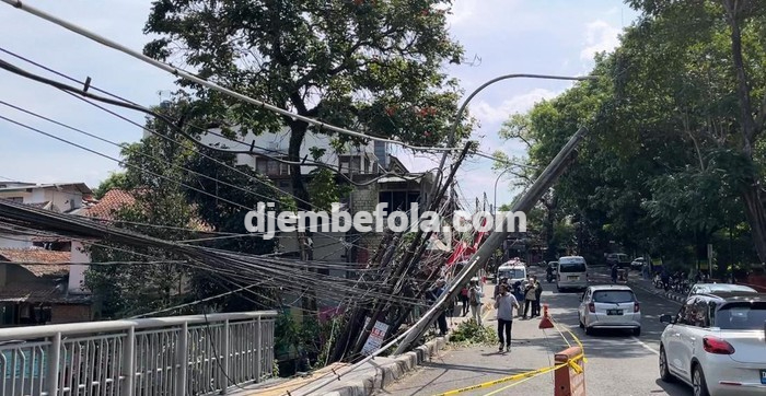 djembefola.com, Tiang Bertumpuk Jadi Penyebab Kirmir Longsor di Bandung